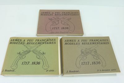 trois livres ornés de dessins d'armes à feu, posés sur une table