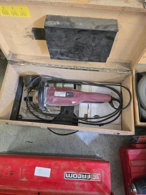 une boîte contenant des outils, posée par terre