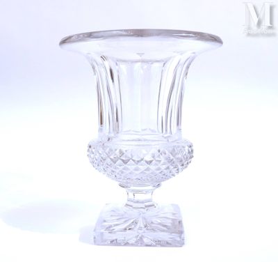 un vase en verre posé sur une table