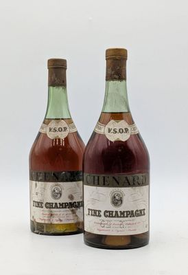 deux bouteilles de vin posées l'une à côté de l'autre sur une surface blanche
