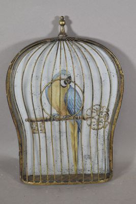 une cage contenant un oiseau bleu et jaune