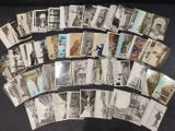 un grand nombre de cartes postales anciennes qui se trouvent sur la table