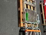 un chariot métallique muni d'une échelle, placé à côté d'une borne d'incendie et d'un extincteur