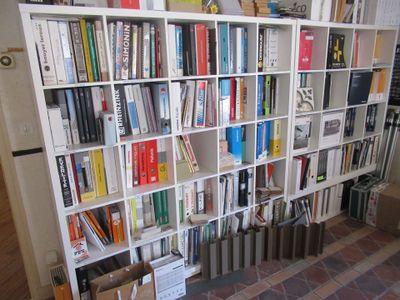 une étagère contenant de nombreux livres dans une pièce