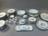 beaucoup d'assiettes et de bols sur la table