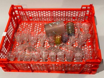 lot de verres à liqueur, certains émaillés