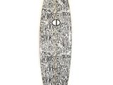 une image représentant une planche de surf posée sur une surface blanche