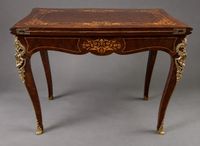 TABLE A JEU en bois de placage et marqueterie de cubes et fr… (photo 4)