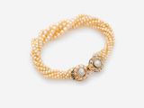 un gros plan d'un bracelet de perles sur fond blanc