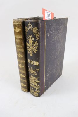 deux livres posés l'un à côté de l'autre sur une table
