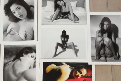 plusieurs photos en noir et blanc d'une femme en lingerie sur un lit