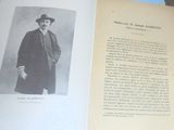 un livre sur lequel figure la photo d'un homme portant un chapeau et un manteau