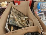 une boîte en carton remplie d'articles divers destinés à la vente