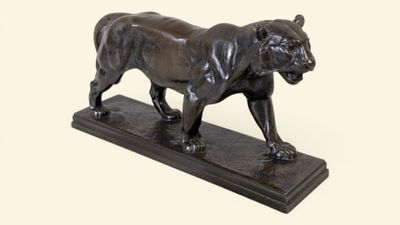 statue en bronze représentant un tigre, posée sur un socle en marbre, sur fond blanc