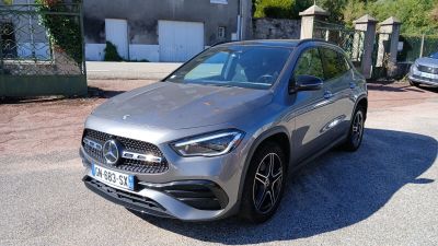 Le SUV Mercedes GLA est garé devant une maison
