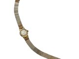 gros plan d'une montre-bracelet sur fond blanc