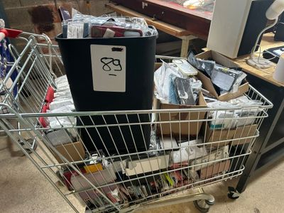 un caddie contenant une poubelle