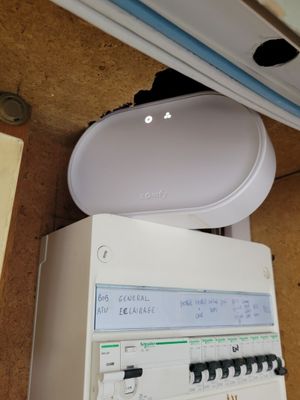 une photo d'un appareil électrique blanc posé sur un plan de travail