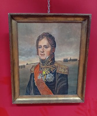 Un portrait d'un homme en uniforme est accroché à un mur rouge.