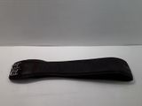 une lanière noire munie d'une boucle argentée