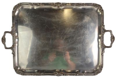 un plateau en argent muni de poignées