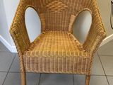 une chaise en osier dans un coin de la pièce