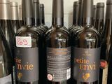 plusieurs bouteilles de vin sont alignées sur un comptoir