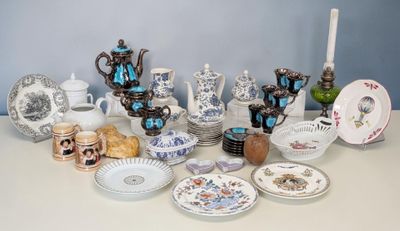 une table avec beaucoup d'assiettes et de tasses