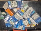 un tas d'appareils électroniques posé sur une table