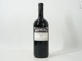 la bouteille de vin rouge est posée sur une surface blanche