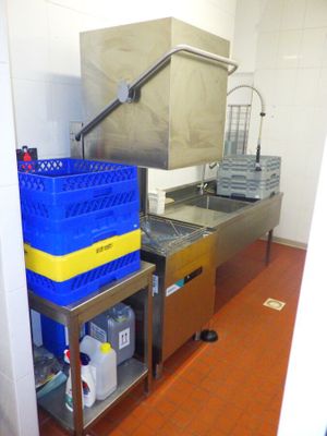 une photo d'une cuisine avec un évier et un comptoir