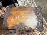 une table en bois ornée d'un motif sculpté