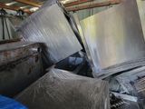 un tas d'objets métalliques dans un débarras