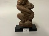 l'image d'une statue représentant une femme tenant un bébé dans ses bras