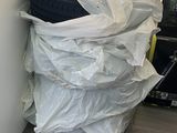 un tas de pneus posé par terre près d'un mur
