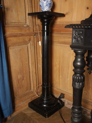 une lampe surmontée d'un vase