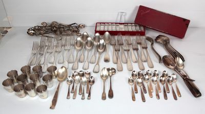 beaucoup d'argenterie sur une table où se trouve une boîte rouge