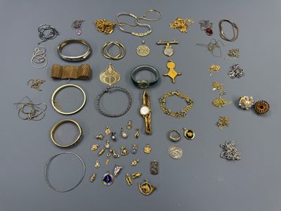 une photo présentant une sélection de bagues et de bracelets variés