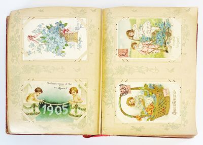 un livre ouvert sur lequel figurent des images d'enfants et de fleurs