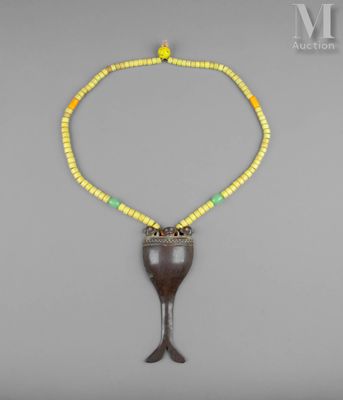 une image représentant un collier orné d'un verre à vin