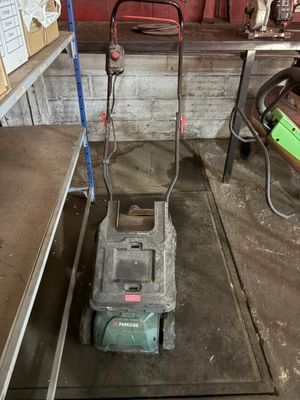 une tondeuse à gazon qui traîne dans un garage