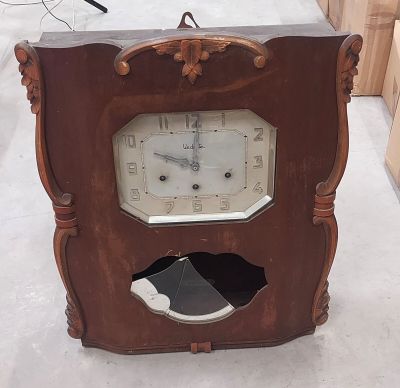 une horloge en bois percée d'un trou au milieu