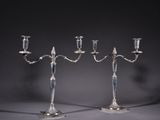 une paire de chandeliers plaqués argent sur pied