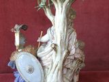 une figurine représentant une femme tenant un bouclier et un bouclier