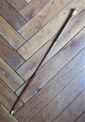 un plancher en bois sur lequel sont posées deux cannes