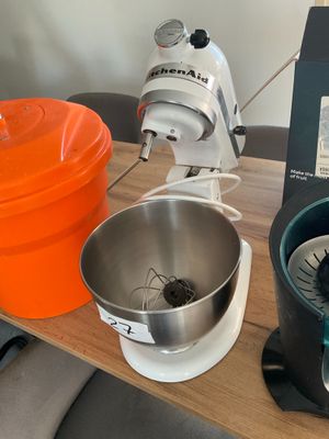 une table sur laquelle se trouvent un mixeur, un blender et un saladier