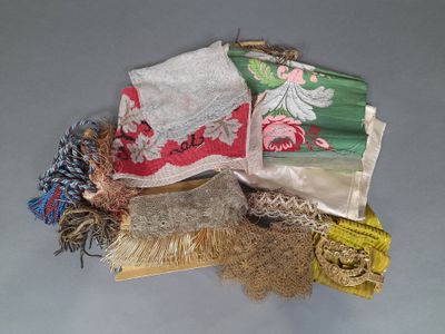 un tas de vêtements de toutes sortes posés sur une table