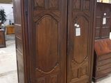 une photo d'une grande armoire en bois dans une pièce