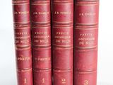 trois livres rouges sont empilés les uns sur les autres
