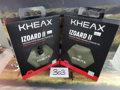 Deux boîtes de casques « Kheax Zoard II » et « Kheaxx Zoard II » sont exposées dans un magasin.